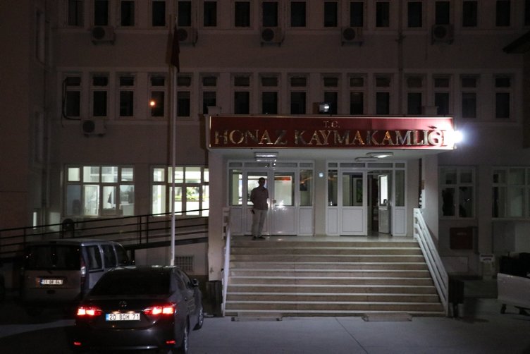 Denizli Honaz Kaymakamlığında olaylı gece! Polis memuru silahını temizlerken...