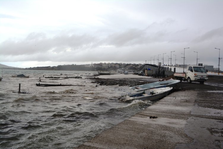Balıkesir’de fırtına ve yağış etkili oldu! Ayvalık’ta balıkçı tekneleri battı, iskeleleri parçalandı