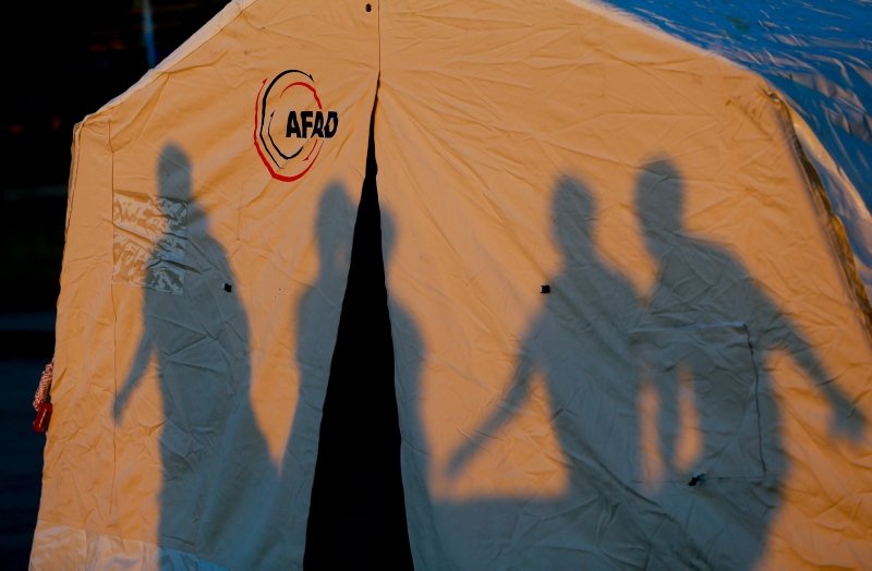 Denizli’deki depremden evleri zarar gören vatandaşlar çadırlara yerleşmeye başladı