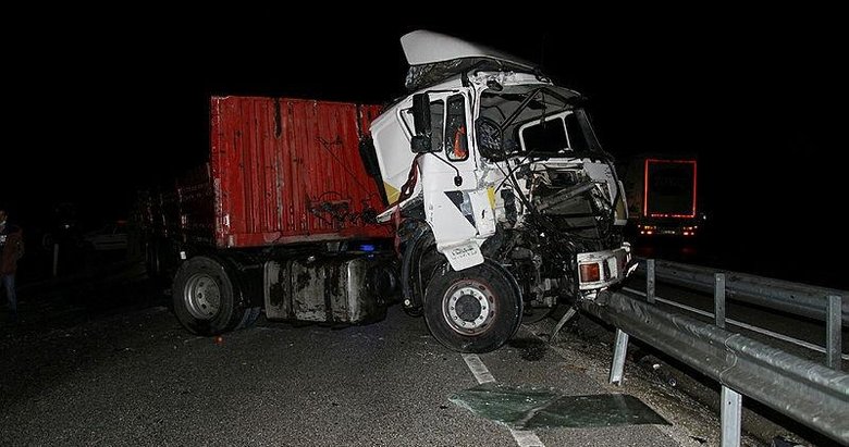 Kontrolden çıkan TIR, İzmir- Ankara D300 yolunu trafiğe kapattı