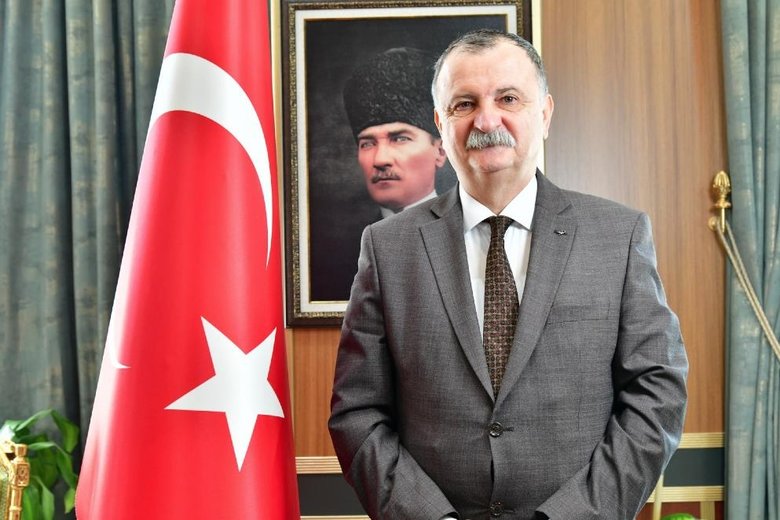 İşten atılan 200 işçi, Yunusemre Belediyesi önünde eylem yaptı: Seçim öncesi verdiğin sözlere ne oldu?