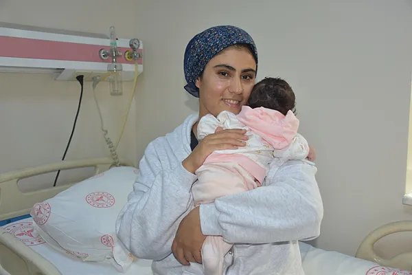 izmirde-duygusal-anlar-alya-bebek-41-gun-sonra-annesine-kavustu-1792049820362.png