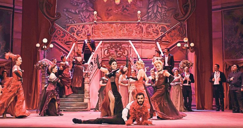 Opera sahnesinde bir şen dul var