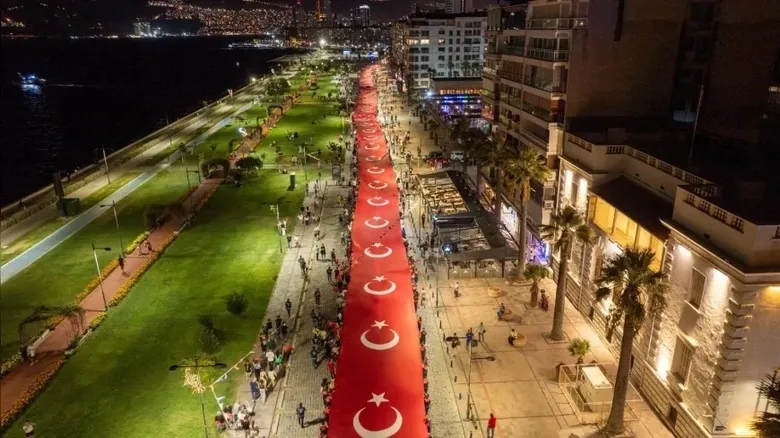 İzmir’de ulaşıma 30 Ağustos ayarı! Fener Alayı nedeniyle 16 ESHOT hattının güzergahı değişti