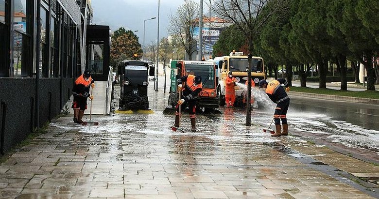 Denizli’de Lise ve Çamlık Caddesi yıkanıp dezenfekte edildi