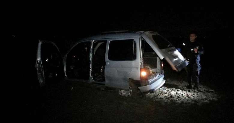 Manisa’da iki polis aracına çarpıp kaçan sürücü otomobili çamura saplanınca yakalandı