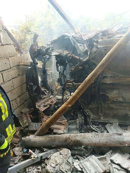 Taklalar atan otomobil, deponun üzerine düştü! Bu araçtan sağ çıktı