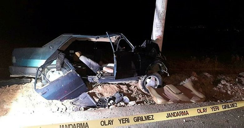 Otomobil, aydınlatma direğine çarptı: 1 ölü, 2 yaralı