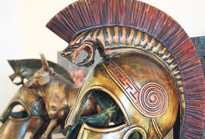 Ihlamur kokulu Hellen miğferleri