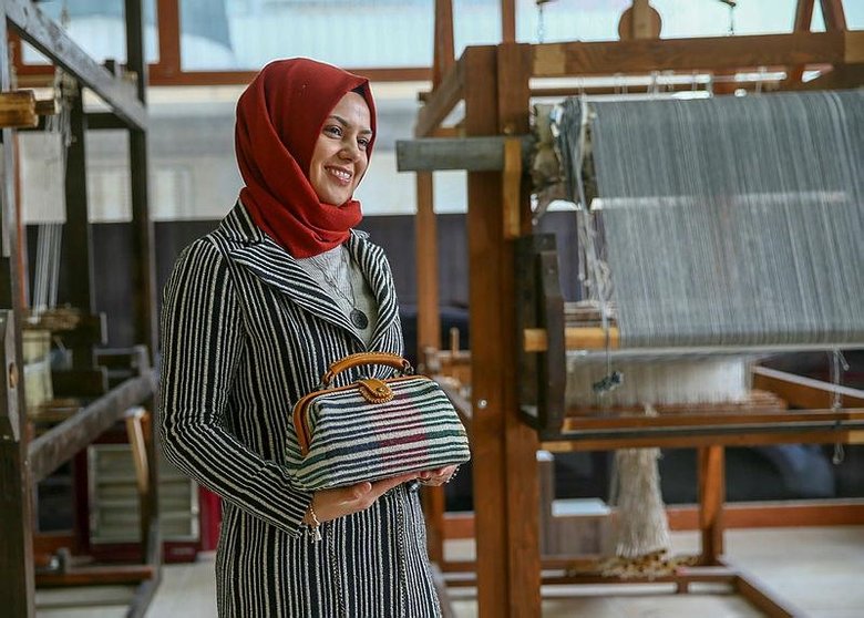 Dedesinden öğrendiği beledi dokumayı gelecek nesillere aktarıyor