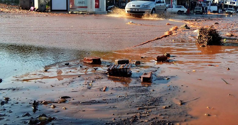 Bodrum’da yine boru hattı patladı, sokakları su bastı