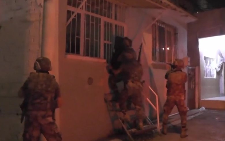 Balıkesir’de zehir tacirlerine baskın! PÖH bölgede