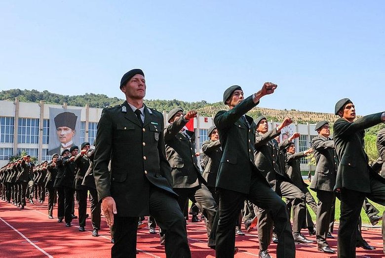 İzmir’de intibak eğitimini tamamlayan subay adayları yemin etti