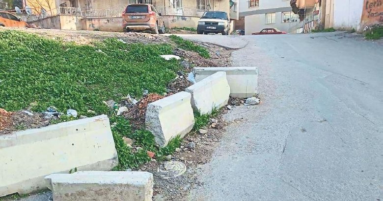 Beton bariyerler yolu işgal ediyor