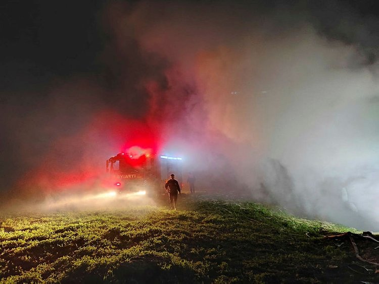 Hafriyat döküm alanındaki yangın saatlerdir sürüyor