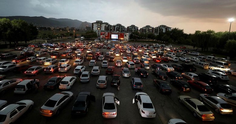 Arabada sinema keyfi! Yağmur altında film izlediler