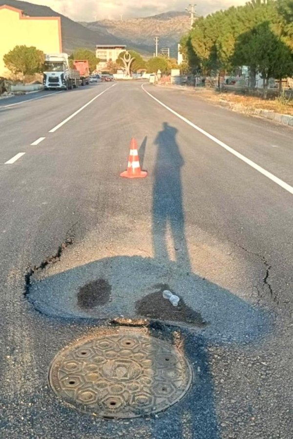 İzmir Büyükşehir’in yaptığı Helvacı asfaltı 11 günde çöktü