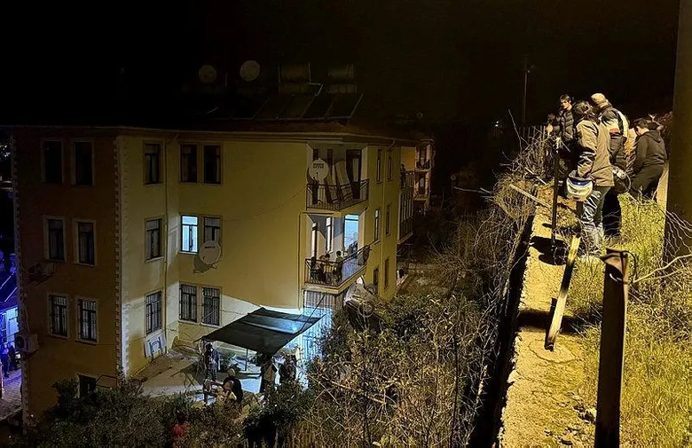 Evin balkonuna otomobil düştü 2 muglada gorenleri sasirtan kaza evin balkonuna otomobil dustu 1707717228372