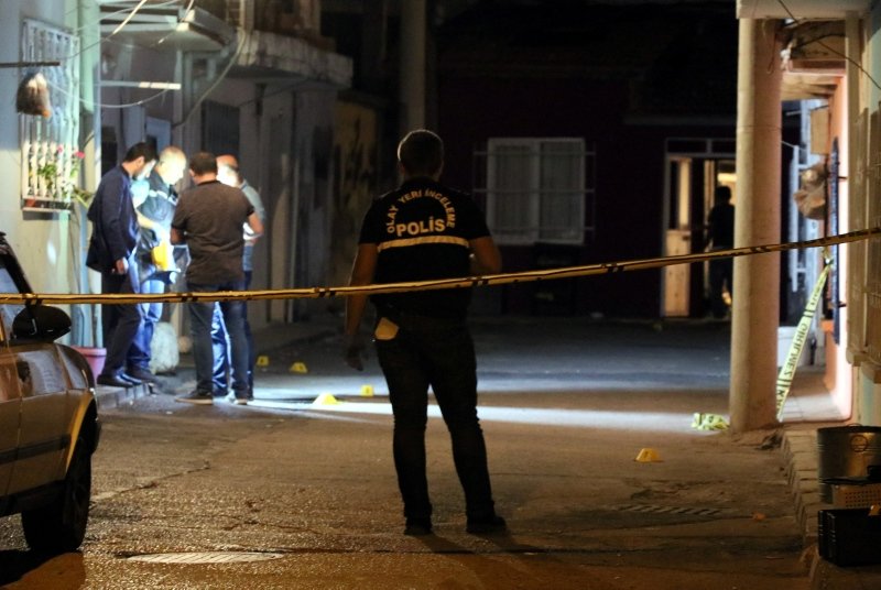 İzmir’de kavgaya ayırmak isteyen polis ağır yaralandı