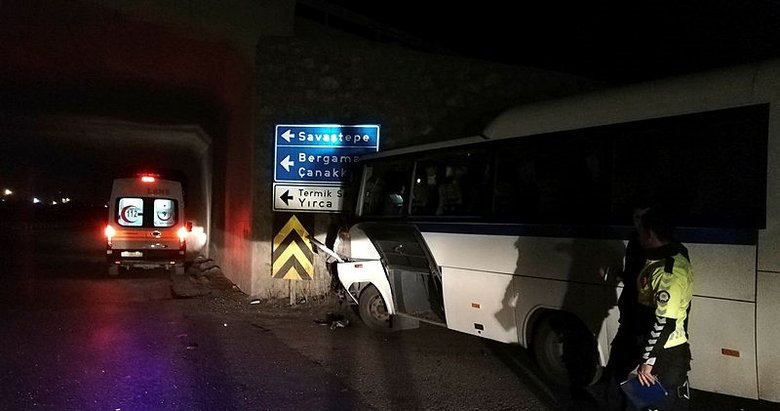 Soma’da maden işçilerini taşıyan servis midibüsü ile kamyon çarpıştı