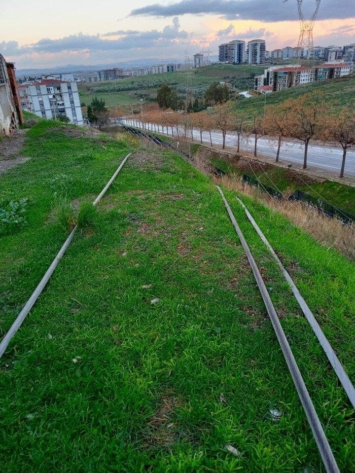 İzmir’de facia teğet geçti! Toprak kayması yüksek gerilim hattını yıktı