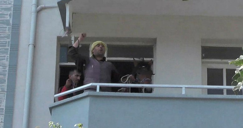 İzmir’de ilginç görüntü! Atıyla apartmana çıktı, balkondan herkesi selamladı
