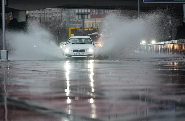 izmir-gune-saganak-yagisla-basladi-yollar-gole-dondu-karabaglar-deresi-tasti-1769068535121.jpg