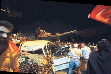 Vatandaş hainlere diz çöktürdü