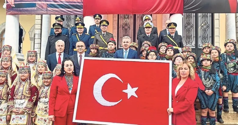 İlmek ilmek dokunan Türk bayrağı Vali Elban’a teslim