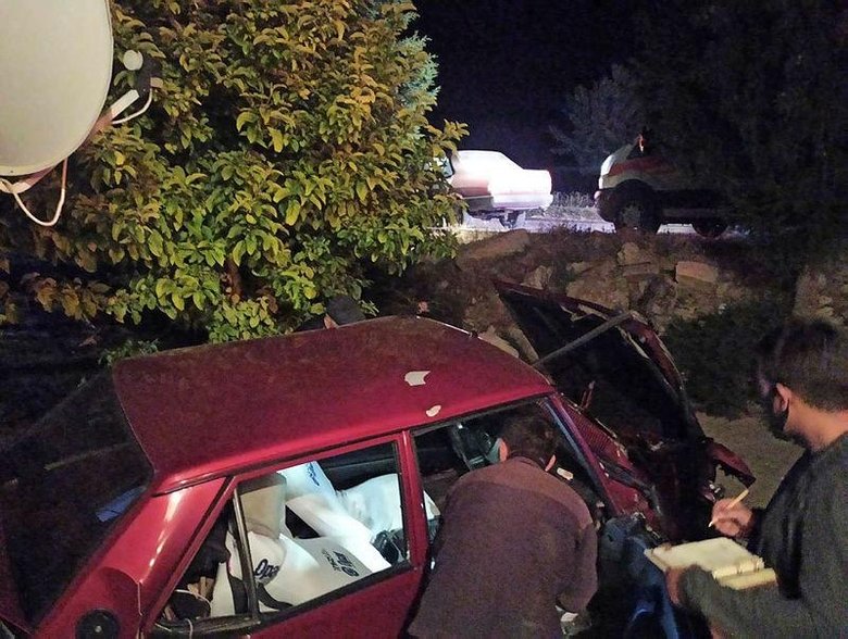 Kontrolden çıkan araç sağlık evinin bahçe duvarına çarptı: 1 ölü