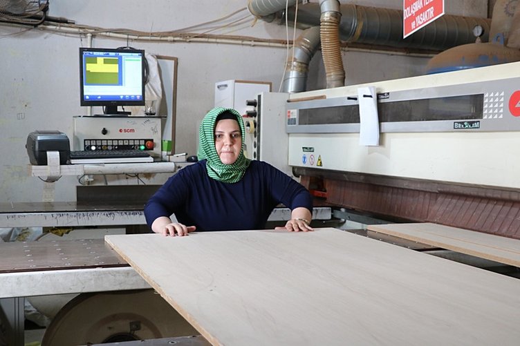 Muhasebeci olarak başladı marangoz ustası oldu: Sanayide çalışan tek kadın