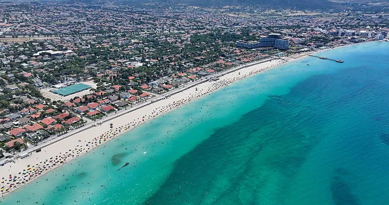 Sıcak havanın etkisiyle Çeşme’de sahillerde yoğunluk oluştu
