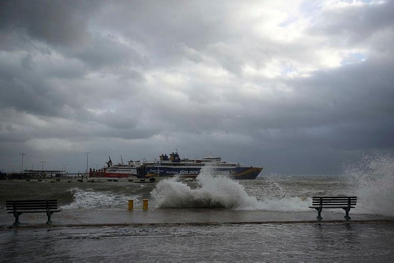 Kasırga Yunanistan’ı vurmaya başladı