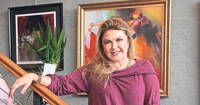 Galerisini kendi sergisiyle açtı