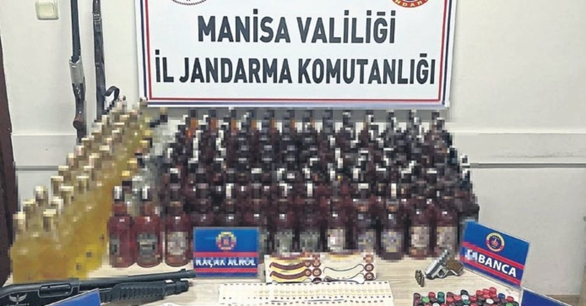 Ev baskınında şişelerce sahte içki ele geçirildi