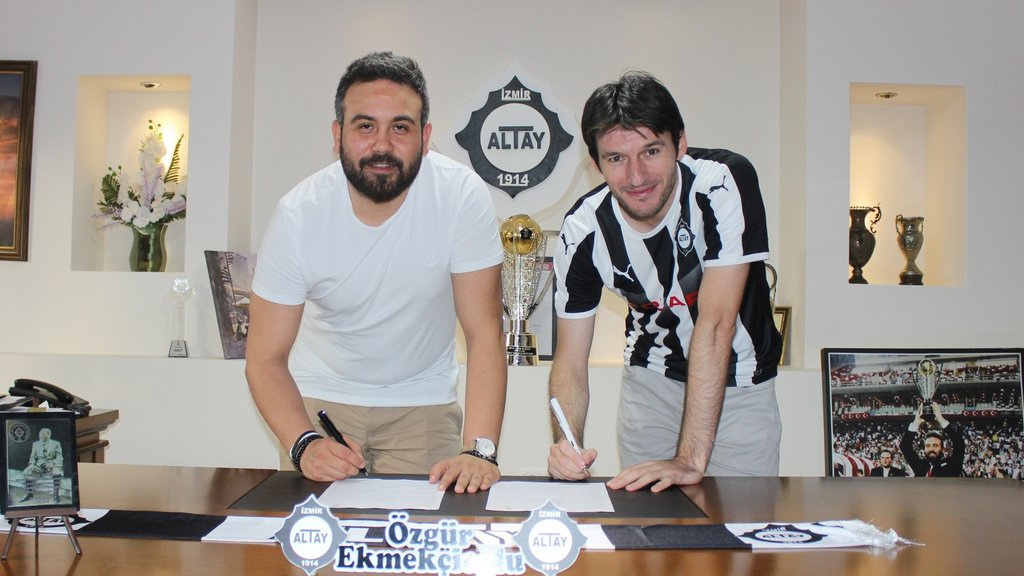 Altay, 4 futbolcusuyla profesyonel sözleşme imzaladı