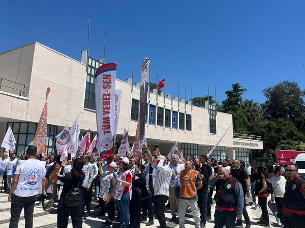 chpnin-il-binasina-yuruduler-izmirde-4-belediyede-is-birakma-eylemi-bu-dupeduz-hak-gaspidir-1777468414279.jpg