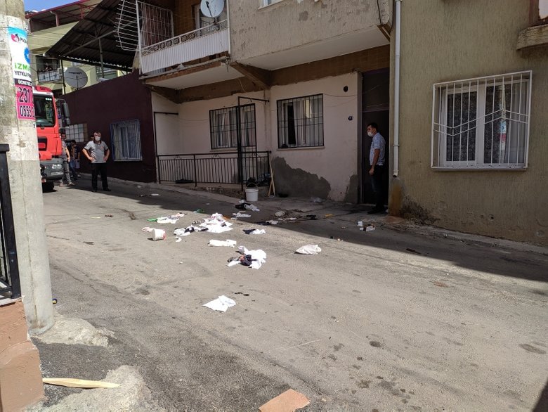 İzmir’de garip olay! Eşyaları sokağa atıp pencere kenarında kahvaltı yaptı
