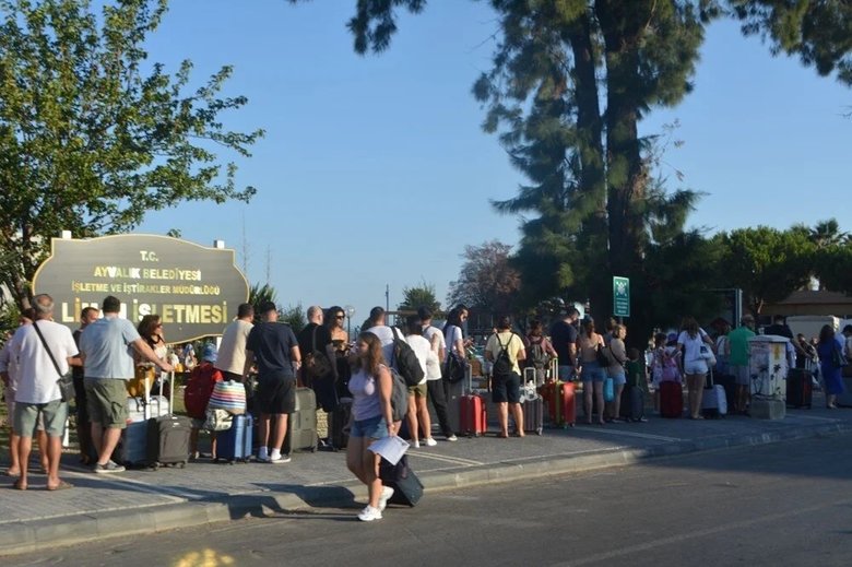 Midilli Adası’na gitmek için Ayvalık’a gelip metrelerce kuyruk oluşturdular