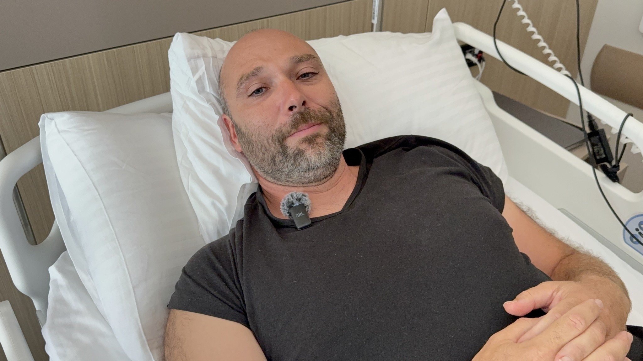 Sedyeyle geldi yürüyerek gitti