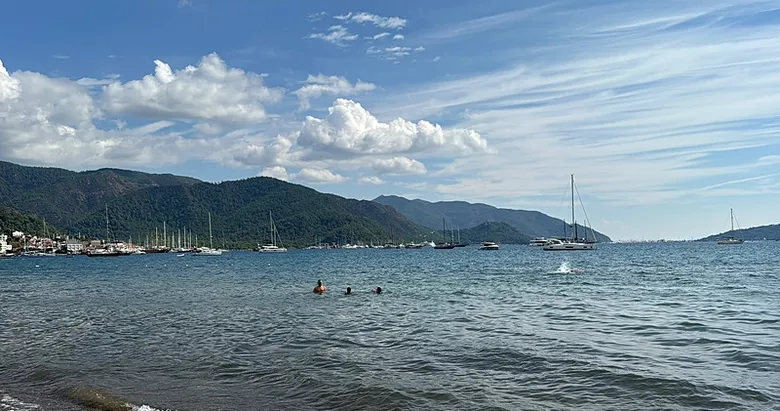 Marmaris’te güneş yeniden göründü! Ekim ayında doyasıya yüzdüler...