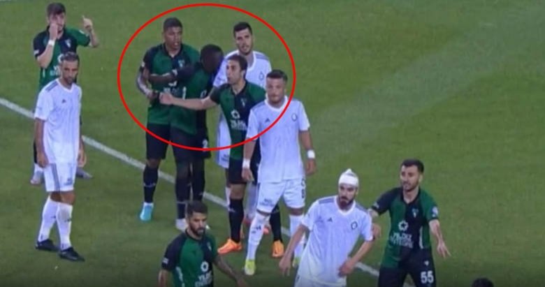 Sahada sıra dışı anlar! Kocaelisporlu Fofana maç sırasında Altaylı Ceyhun Gülselam’ı ısırdı