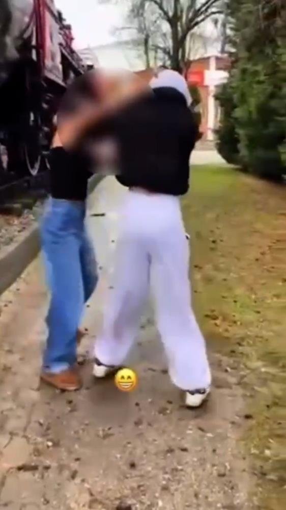 Akran zorbalığı durdurulamıyor: Hem darp ettiler hem de ’gülücük’ emojisiyle paylaştılar
