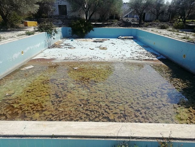 Çeşme'de 21 yıldır atıl durumda olan tatil köyü görenleri üzüyor