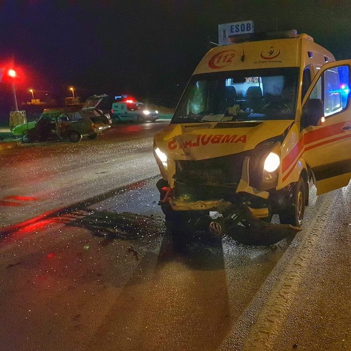 Afyonkarahisar’da ambulansla otomobil çarpıştı