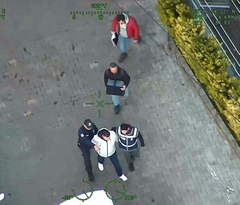 Milyonlarca liralık vurgun yapan 52 çete üyesi İzmir’de adliyede