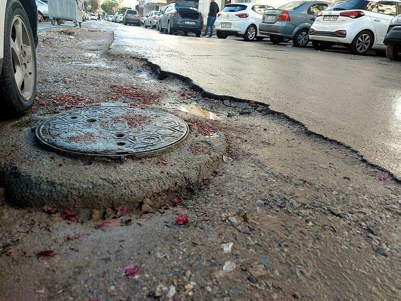 Karabağlar’da bozuk yol çilesi: Belki 50 kez Belediyeye müracaat ettik, bir sonuç alamadık