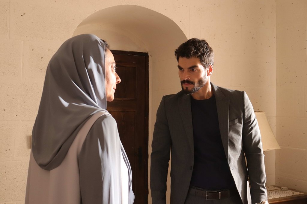 Hercai�nin Miran Aslanbey�i Akın Akınözü sevgilisi ile şok etti!