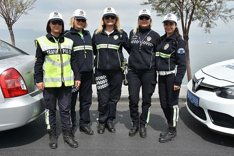 Kadın trafik polislerine İzmir’den destek