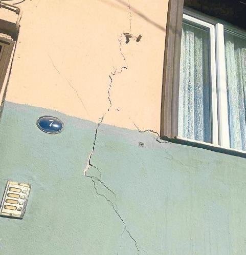 Büyükşehir’in tünel inşaatı evlerin duvarını çatlattı